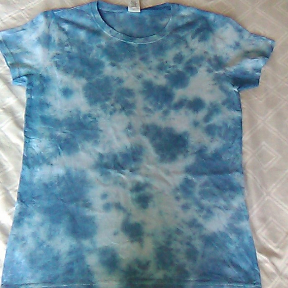 Navy blue tie dye shirt M
